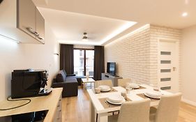 Apartlogy Aura2 105 - Experience Intelligent Living While Travelling